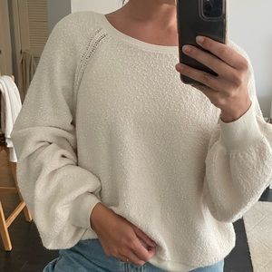 Large American Eagle sweater with balloon sleeves